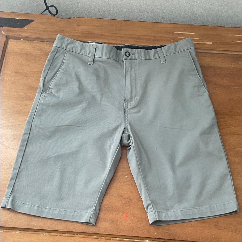 Volcom Gray Flat Front Shorts Classic Style Size 32
